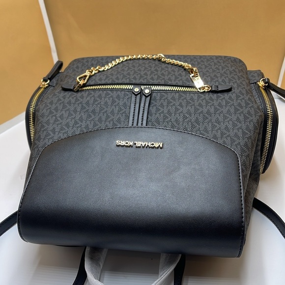 MICHAEL KORS
Jet Set Large Logo Backpack
COLOR BLACK
NWT - Picture 7 of 16